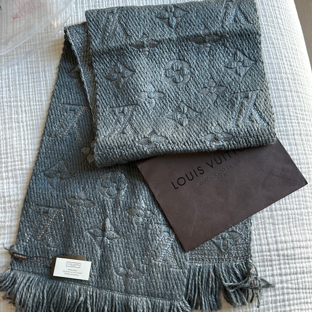 LV scarf